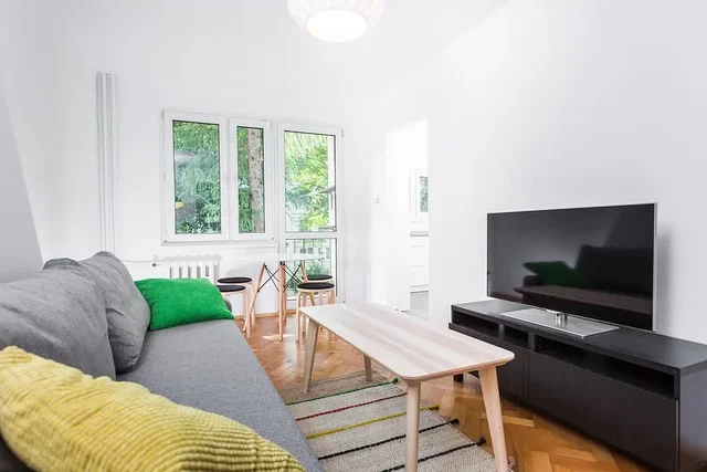 Wohnzimmer; holzboden, tageslicht, moderner stil