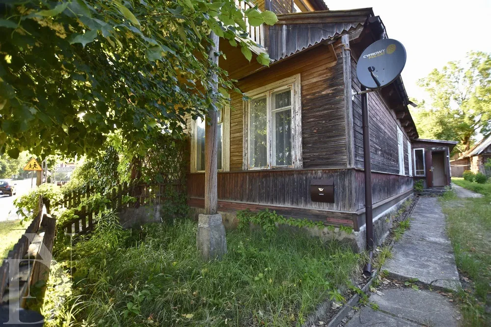 Haus und umgebung; blick, renovierungsbedürftig, tageslicht