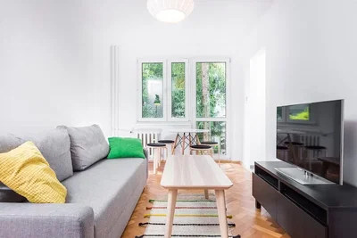 Wohnzimmer; holzboden, tageslicht, moderner stil