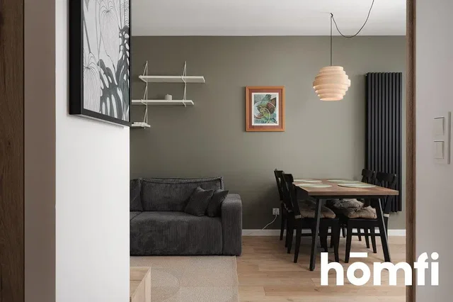 Soggiorno; pavimento in legno, luce naturale, stile moderno