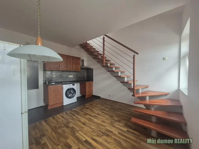 Cozinha; chão de madeira, eletrodomésticos, luz natural