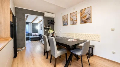 Living room; wood floor, natural light, modern style
