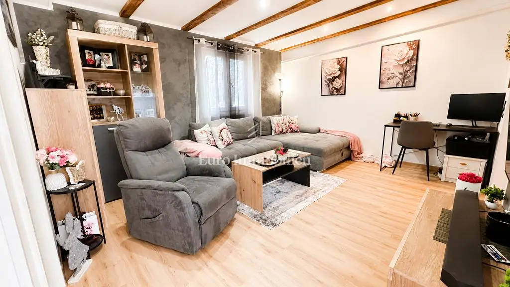 Obývačka; drevená podlaha, prirodzené svetlo, moderný štýl