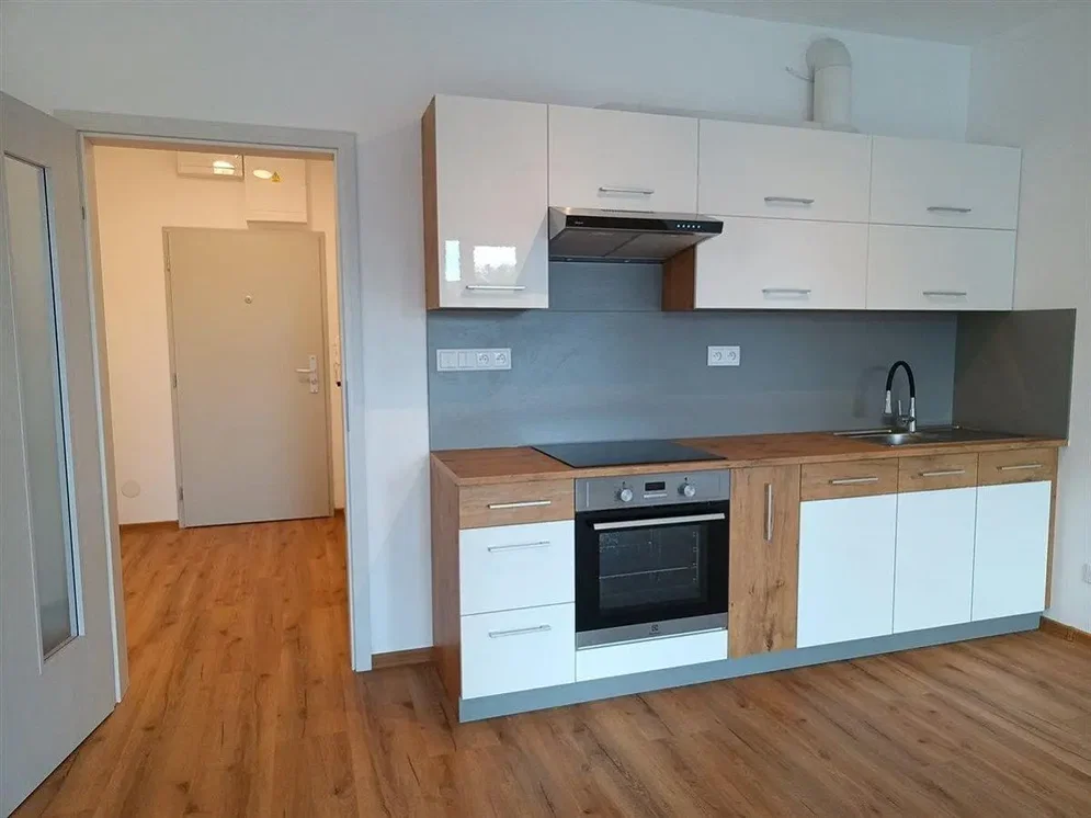 Cuisine; électroménager, parquet, rénové, lumière naturelle
