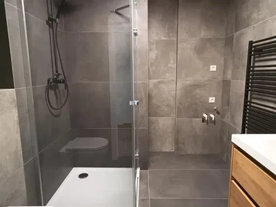 Salle de bain; carrelage, rénové, lumière naturelle