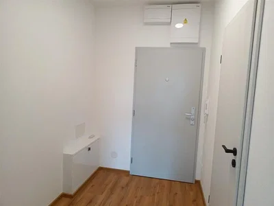 Vestiaire; parquet, lumière naturelle