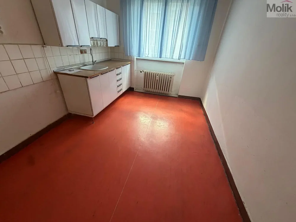 Küche; tageslicht, renovierungsbedürftig, fliesenboden
