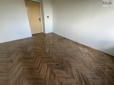 Sonstiges; holzboden, renovierungsbedürftig