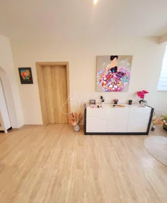 Salon; podłoga drewniana, światło dzienne, styl nowoczesny