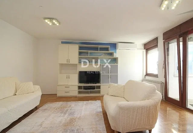 Salón; luz natural, suelo de madera