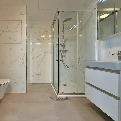 Badezimmer; fliesenboden, renoviert, tageslicht