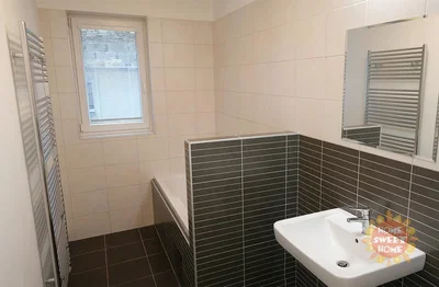 Baño; suelo de baldosas, luz natural