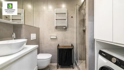 Badezimmer; renoviert, fliesenboden, tageslicht