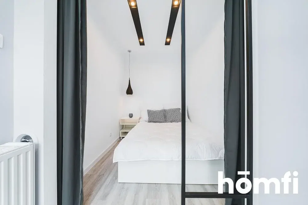 Schlafzimmer; holzboden, tageslicht, moderner stil