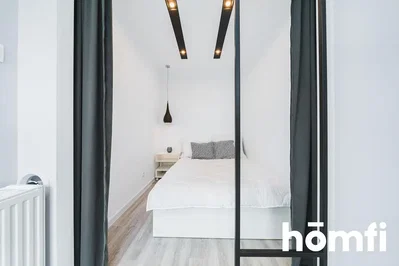 Schlafzimmer; holzboden, tageslicht, moderner stil