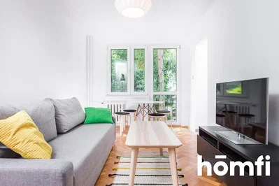 Wohnzimmer; holzboden, tageslicht, moderner stil