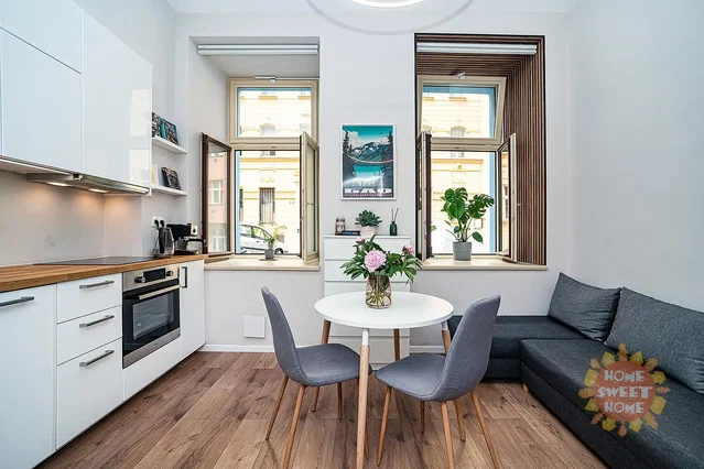 Cucina; elettrodomestici, pavimento in legno, luce naturale, stile moderno