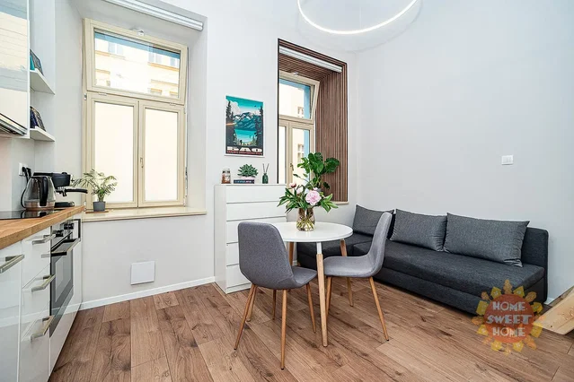 Soggiorno; elettrodomestici, pavimento in legno, luce naturale, stile moderno