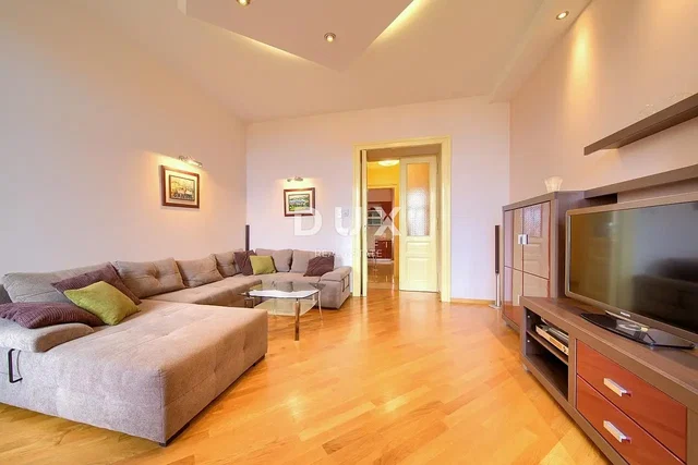 Sala de estar; chão de madeira, luz natural, estilo moderno
