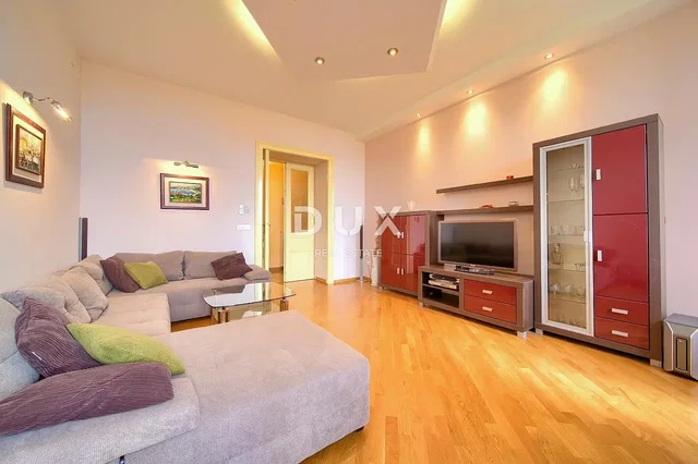 Sala de estar; chão de madeira, luz natural, estilo moderno