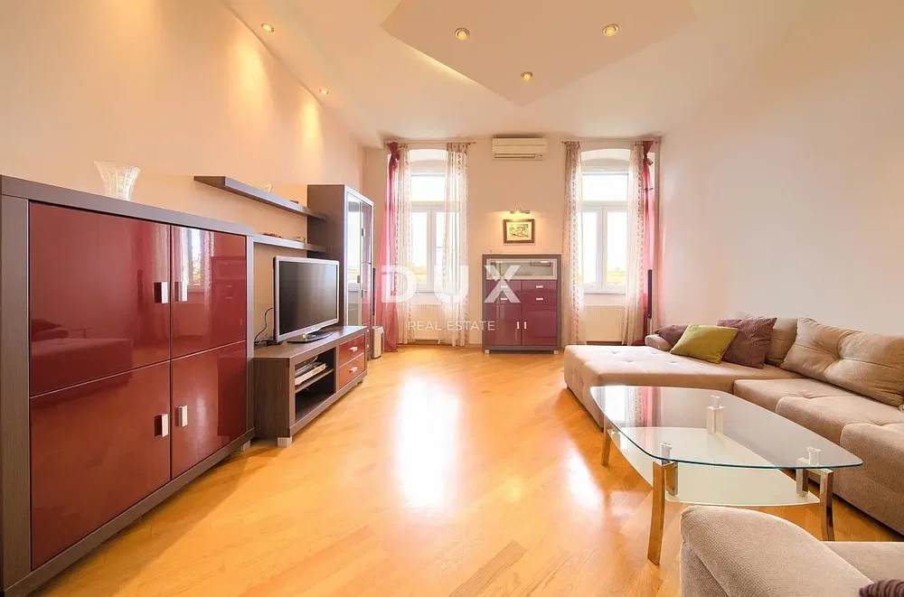 Wohnzimmer; tageslicht, holzboden, moderner stil