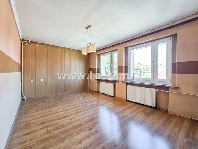 Ložnice; dřevěná podlaha, přirozené světlo, moderní styl