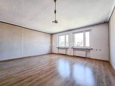 Ostalo; sodoben slog, lesena tla, naravna svetloba