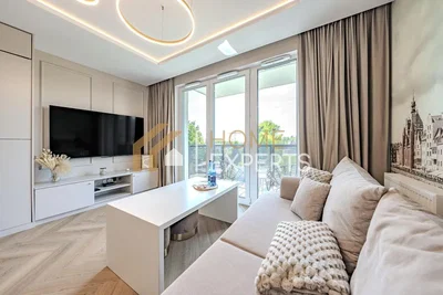 Wohnzimmer; tageslicht, moderner stil, holzboden