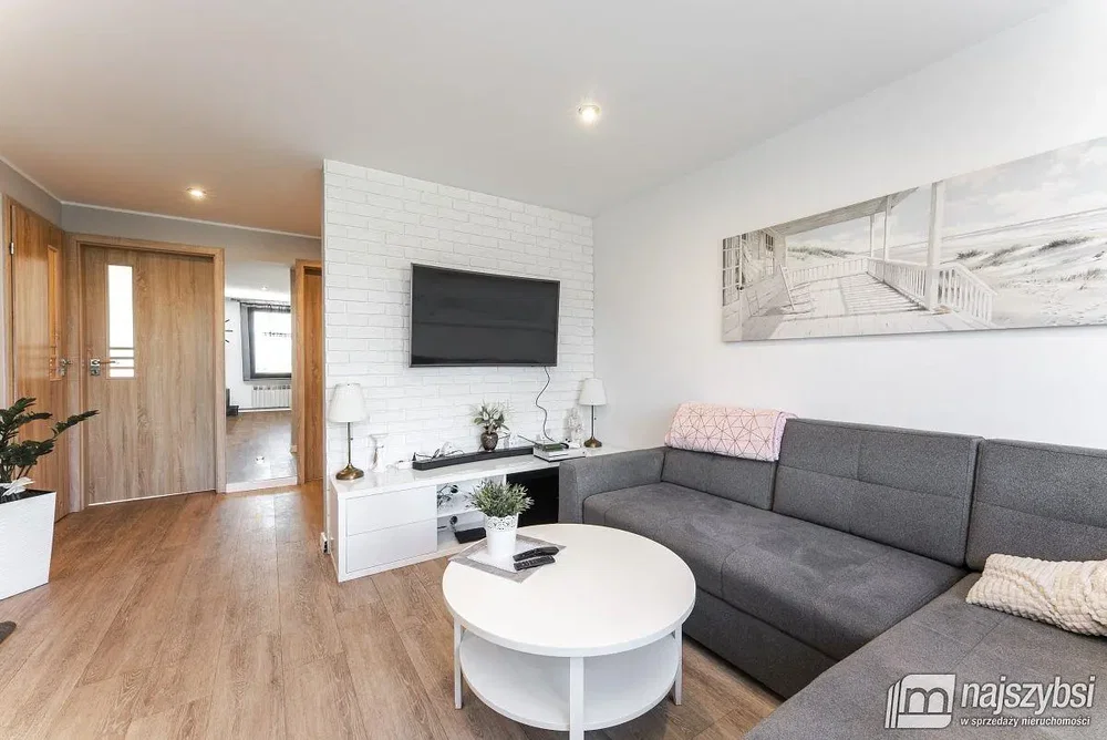 Wohnzimmer; holzboden, tageslicht, moderner stil