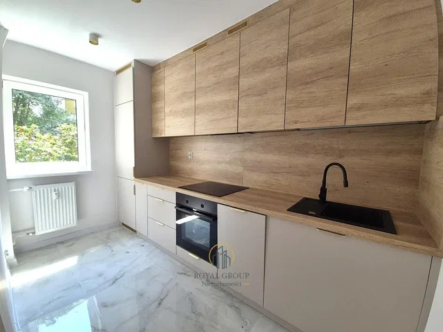 Cocina; electrodomésticos, luz natural, suelo de baldosas