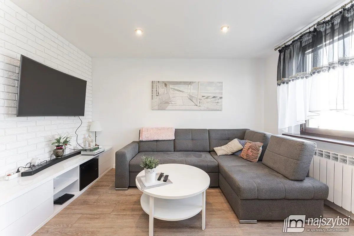 Wohnzimmer; holzboden, moderner stil, tageslicht