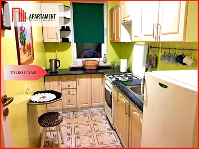 Cuisine; électroménager, carrelage, lumière naturelle