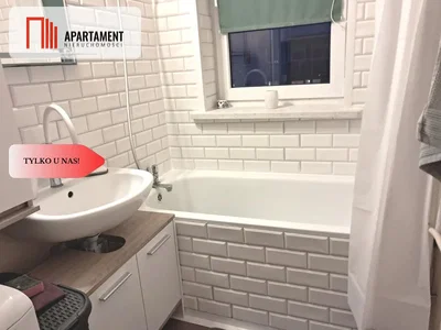 Salle de bain; carrelage, rénové, lumière naturelle