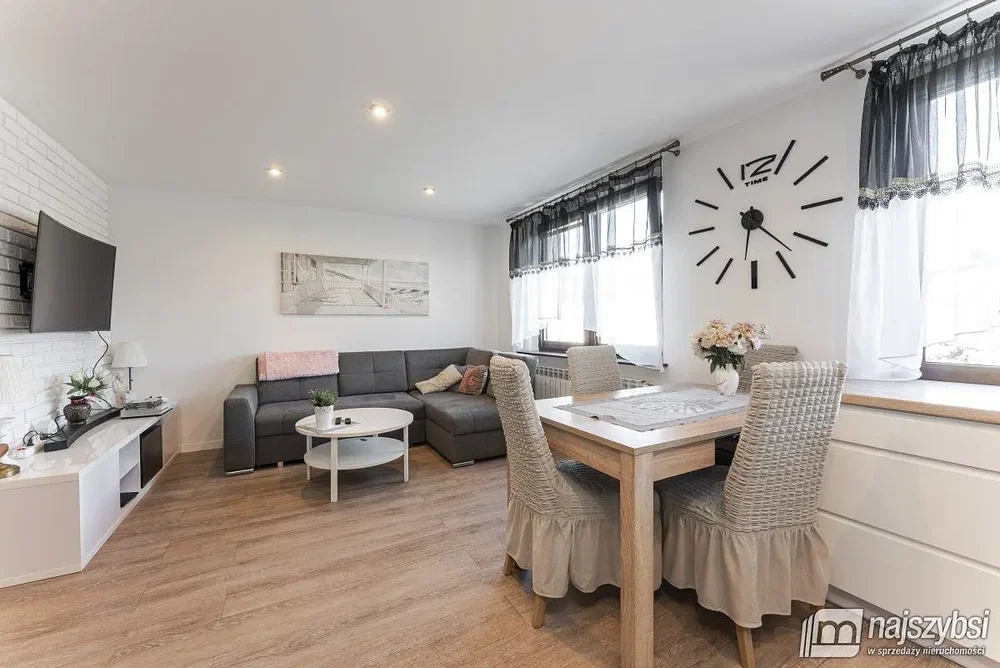 Wohnzimmer; holzboden, tageslicht, moderner stil