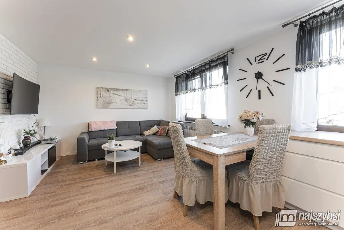 Wohnzimmer; holzboden, tageslicht, moderner stil
