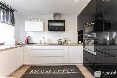 Küche; küchengeräte, holzboden, tageslicht, moderner stil