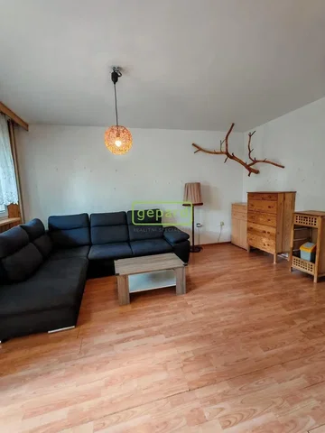 Obývačka; drevená podlaha, prirodzené svetlo