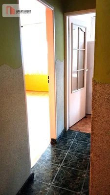 Chambre; carrelage, nécessite rénovation, lumière naturelle