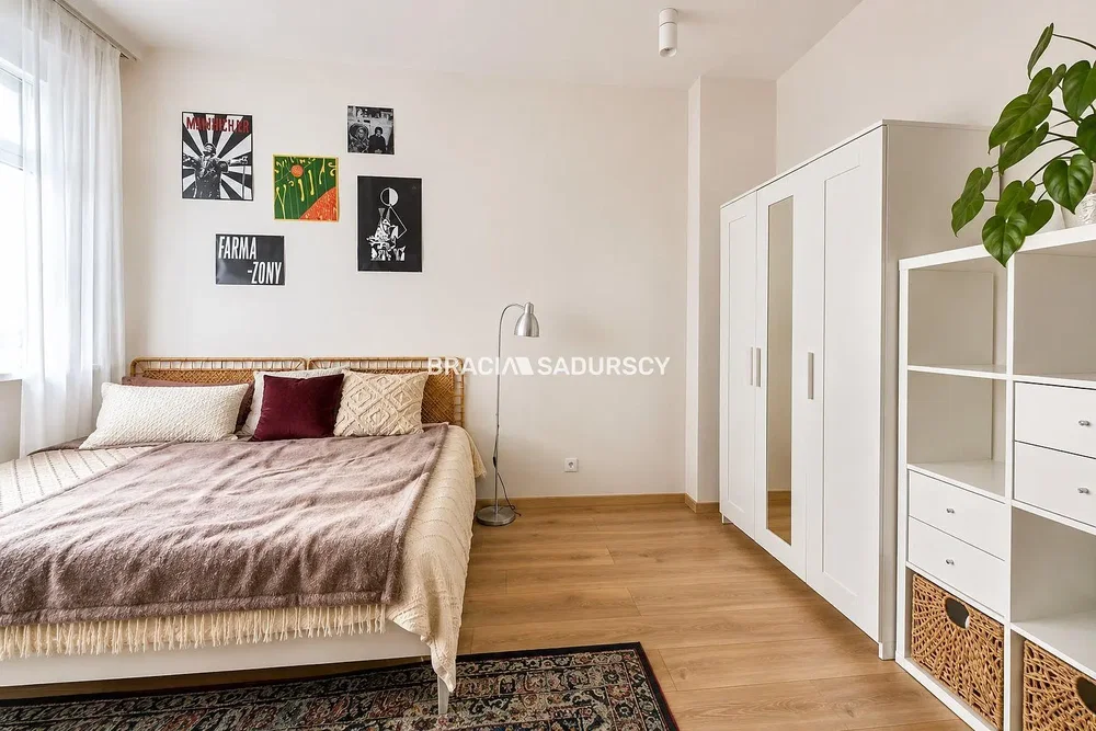 Schlafzimmer; holzboden, tageslicht, moderner stil