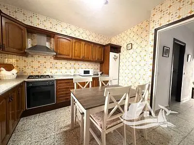 Cocina; suelo de baldosas, electrodomésticos
