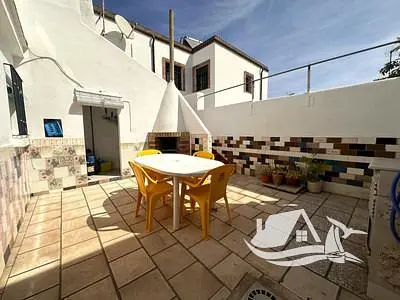 Terraza; suelo de baldosas, luz natural