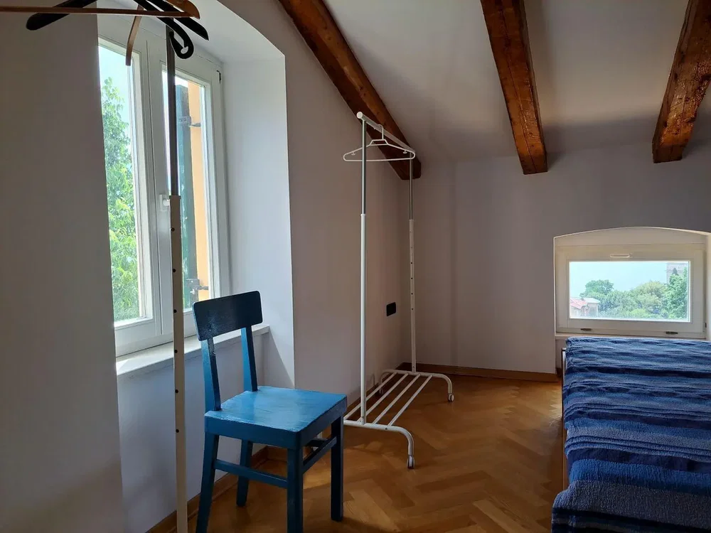 Quarto; vigas de madeira, chão de madeira, luz natural