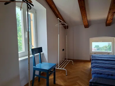 Quarto; vigas de madeira, chão de madeira, luz natural