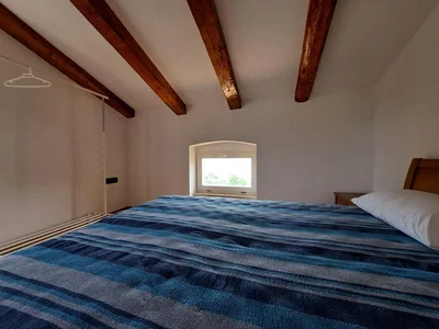 Quarto; vigas de madeira, luz natural