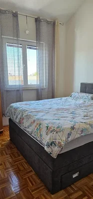 Schlafzimmer; holzboden, tageslicht