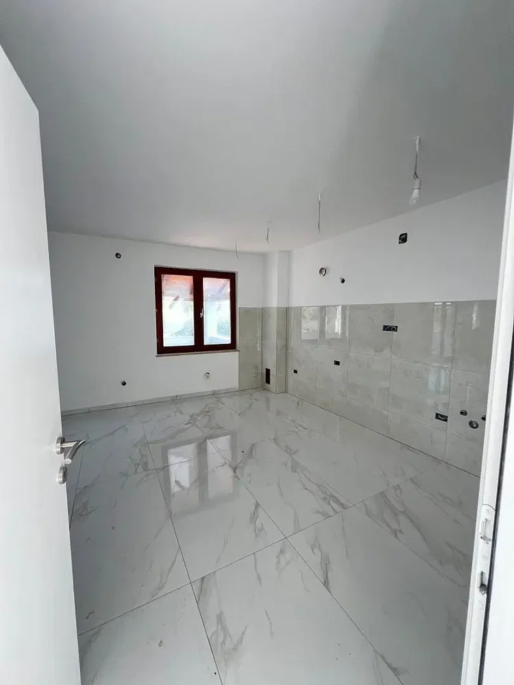 Otro; suelo de baldosas, luz natural, necesita renovación
