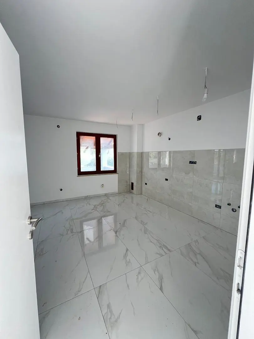 Otro; suelo de baldosas, luz natural, necesita renovación
