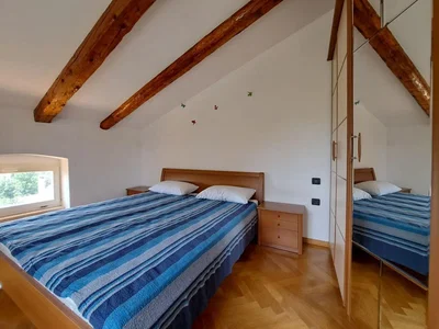 Quarto; vigas de madeira, chão de madeira, luz natural