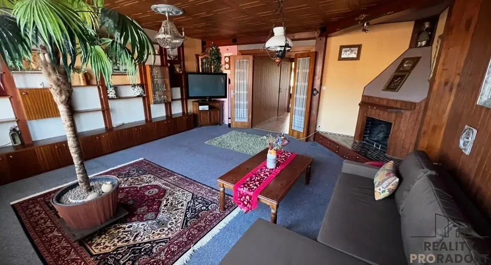 Wohnzimmer; kamin, holzbalken, holzboden, tageslicht