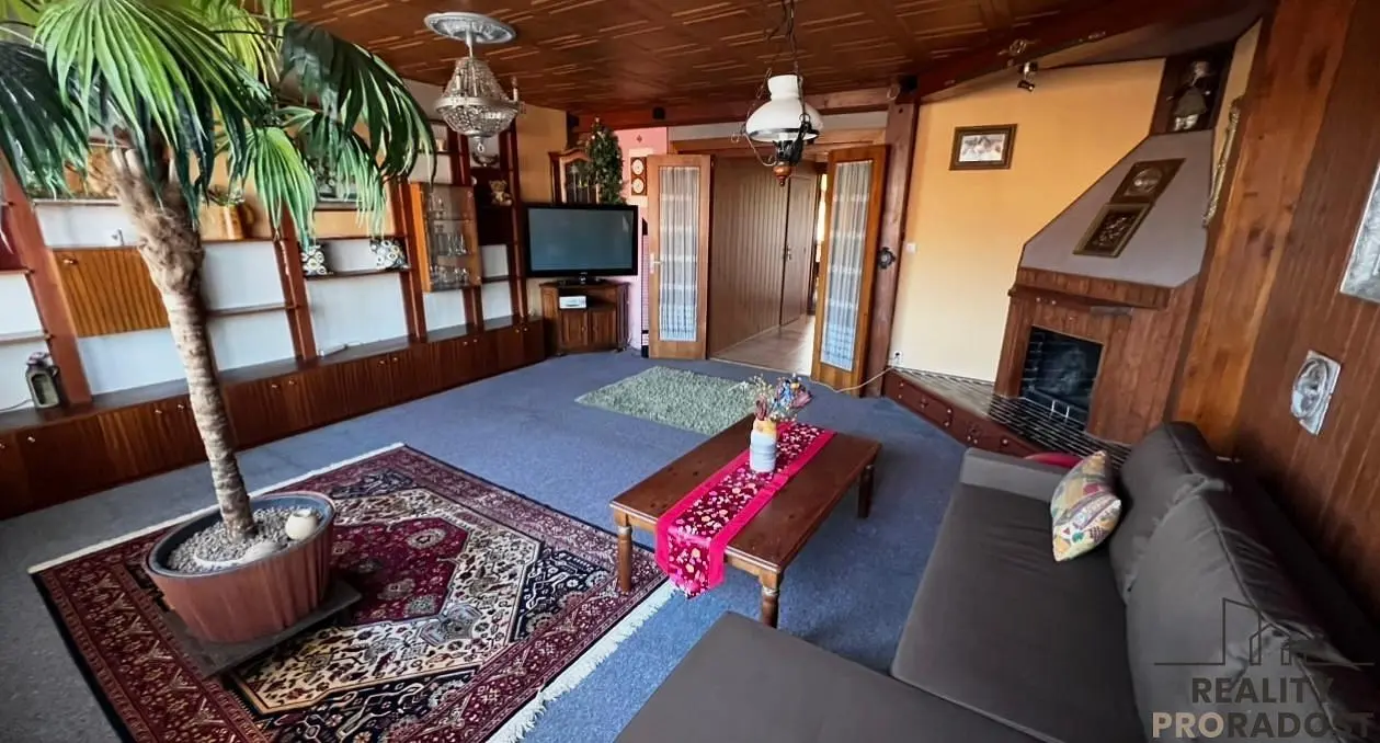 Wohnzimmer; kamin, holzbalken, holzboden, tageslicht